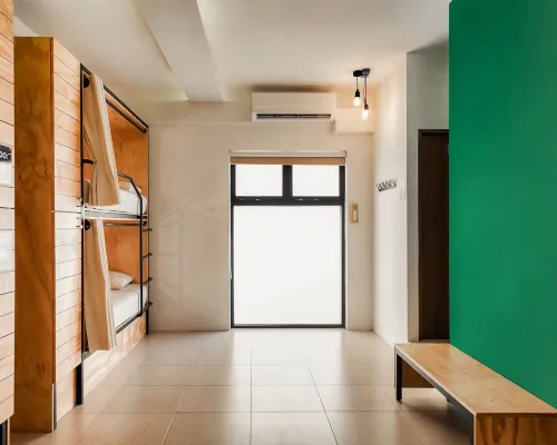 Nomads Hotel, Hostel & Rooftop Pool Cancun Отели рядом с достопримечательностью «Улица Тулум»