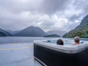 Milford Sound Overnight Cruise - Fiordland Discovery