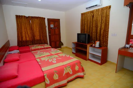 Purnama Beach Resort Отели рядом с достопримечательностью «Pasir Богак Бич»