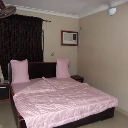 B & S Hotel