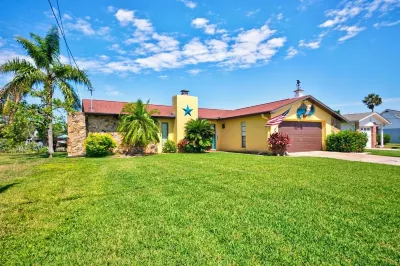3-BR/2 Bath waterfront home with direct access to Gulf. Pool, kayaks and dock