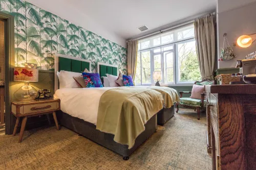 Hand and Spear Hotel a Chertsey
