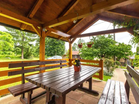 Garden Apartment Near Near Plitvicka Lake Отели в г. Селиште Дрежничко