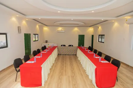 Samaritan Villa Resort&Conference Center Отели рядом с достопримечательностью «Парк Ратрей»