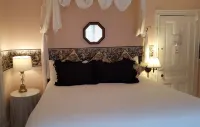Cleveland House Inn Hotels near Cliff Walk