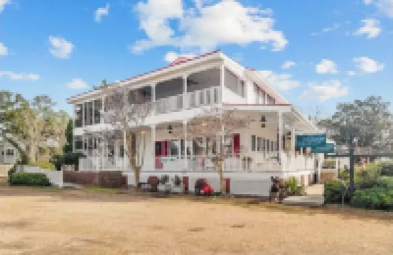 Harborview! Sleeps up to 10. Spa and beside The Bean!