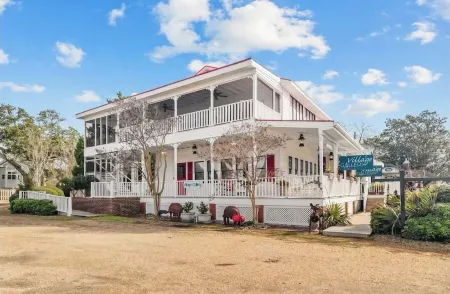 Harborview! Sleeps up to 10. Spa and beside The Bean!