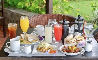 Puesta del Sol Beach Bungalows