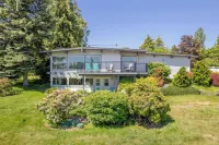 Sunny Side Island Retreat by AvantStay Backyard