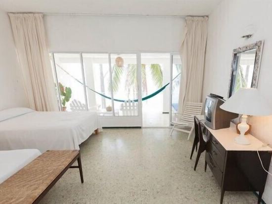 Los Flamingos Hotel