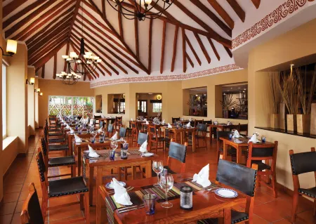 El Dorado Seaside Palms, Catamarán, Cenote & More Inclusive Отели рядом с достопримечательностью «Rockaway Bay»