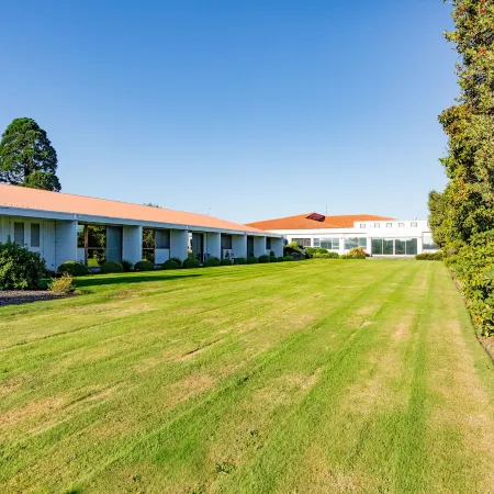 The Redwood Hotel Отели рядом с достопримечательностью «Конференц-центр Tait Technology Centre»