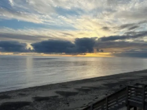 Oceanfront home on Private Beach! โรงแรมในSandwich