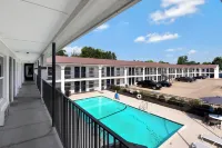 Motel 6 Bryan, TX - University Area - Pools