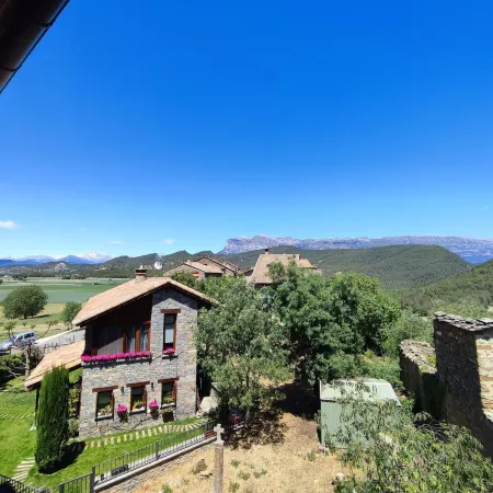 Casas Pirineo Aínsa: Historic Palace & Garden