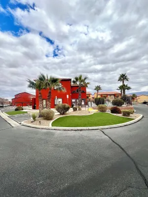 Full amenities in kitchen, bathroom and bedrooms with gym, Pool and Hot Tub