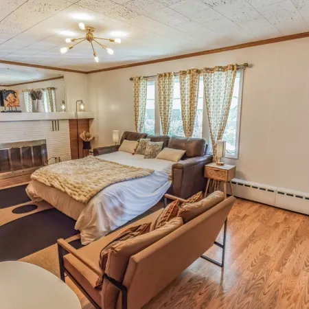 Parkstrip Place, Pet Friendly Downtown Home by RedAwning