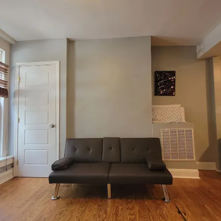 Entire House 1BD King Bed near Downtown