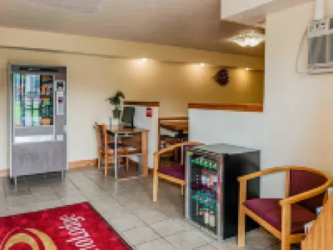 Econo Lodge Hotels in Cloverdale