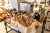 Logis la Bastide de Grignan Hotel & Restaurant "La Chênaie" - breakfast