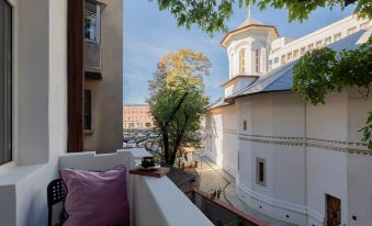 Delightful University Square 1BR, Balcony Church Views