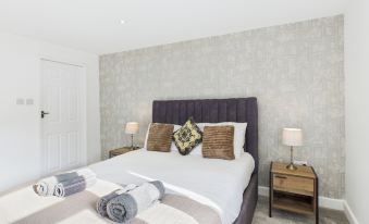 Central Guest Room - En-Suite Parking & Garden