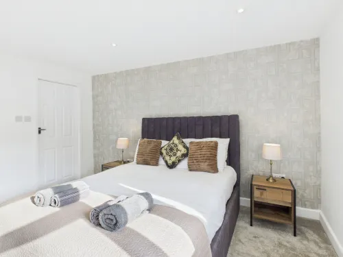 Central Guest Room - En-Suite Parking & Garden - 2-Star