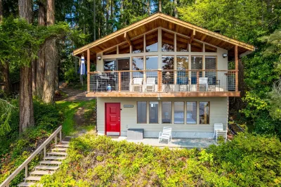 Goss Lake Getaway by AvantStay Lakefront Escape Hotels near Spoiled Dog Winery