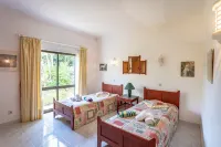 Joana Stunning Villa IS A 10 MIN Walk TO THE BEA