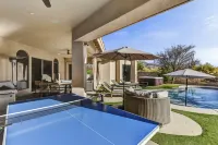 Sparkling Pool and Rooftop Deck - Luxurious Desert Escape 케어프리 호텔