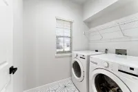 Modern & Homey 3Br Home, Remote Work Friendly, King Beds, Fast WiFi