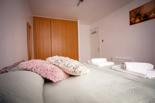 Cozy 3-Bedroom Home in Luton - Homestays