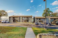Lakefront condo with community amenities, private balcony, washer/dryer, & AC