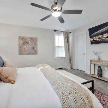 Stylish Durham Getaway Near Duke / DT - Fun Backyard