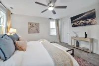 Stylish Durham Getaway Near Duke / DT - Fun Backyard