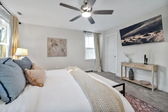 Stylish Durham Getaway Near Duke / DT - Fun Backyard