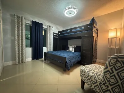 Charming 4-bedroom house with WiFi and AC in Seffner Các khách sạn gần Heather Lakes Park