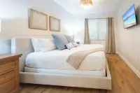 Newly Updated Luxury Condo at Naples Bay Resort - Pools, Spa, Lazy River & More!