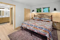 New Mt. Rainier Cabin-Hot Tub-WiFi-Fireplace - 4-Star