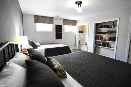 The Lounge - Downtown Chillicothe Отели рядом с достопримечательностью «Адена Стейт Мемориал»