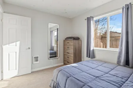 Charming 2-bedroom house with AC, WiFi in welcoming Salem