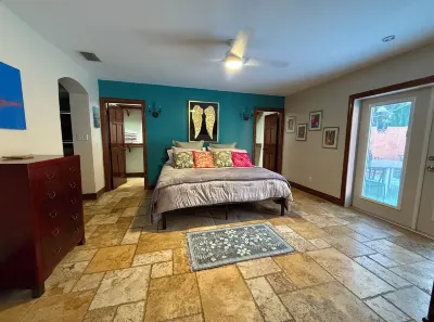 4-bedroom home off McGregor with guesthouse, pool and large yard in Fort Myers Hotels near Walgreens