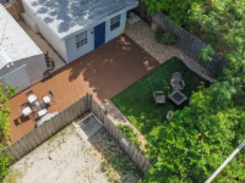 Cozy Coastal Retreat! Fenced Turf Yard • Bikes • Hammock • BBQ • 65” TV Hotels in Boynton Beach