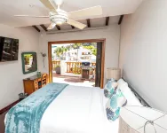 Hamilton Cove 2-bedroom condo with golf car & A/C in pleasant Catalina Island - balcony