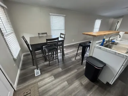 Cozy home in charming Norwalk with AC, WiFi. Cedar Point/Summit Race//Sports Par