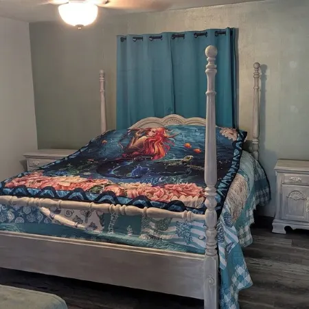 Mermaids Hideaway on the banks of beautiful waterways