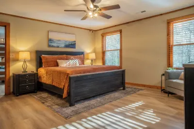 Cozy 4-bedroom cabin with Game Room, HotTub, and FirePit in charming Sevierville Hotels near Wears Valley