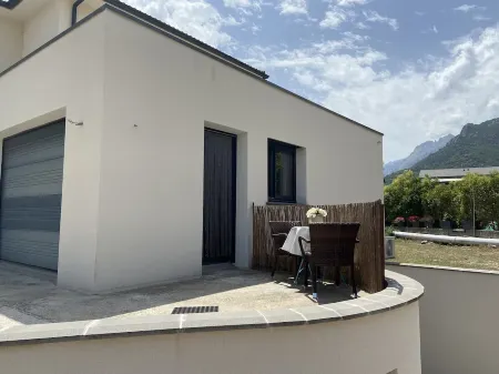 Casa ind'é noi: garden-level air-conditioned studio with parking space