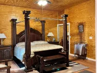 Beautiful cabin, stunning view, spacious deck. Price includes cleaning fee, etc. Hotels in Pine