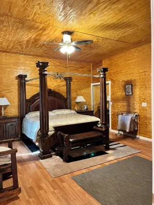 Beautiful cabin, stunning view, spacious deck. Price includes cleaning fee, etc.